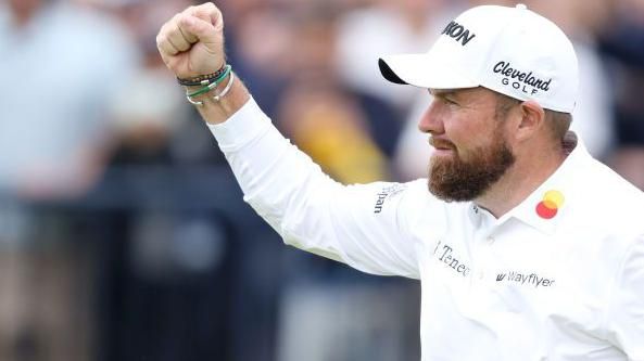 Shane Lowry acknowledges the crowd after his birdie on the 18th at Royal Troon