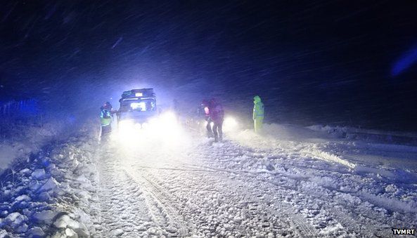 Snow on A68 leaves up to 100 vehicles stranded - BBC News