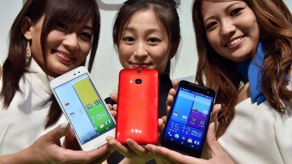 Models displaying HTC phone