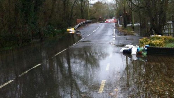 Playhatch Road Sonning flooding