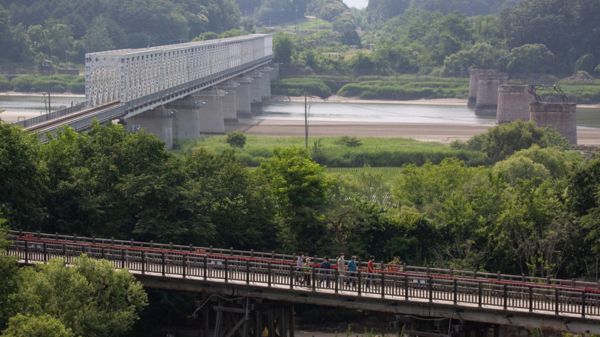 从韩国坡州非军事区眺望连接朝鲜的临津江自由之桥（17/6/2020）