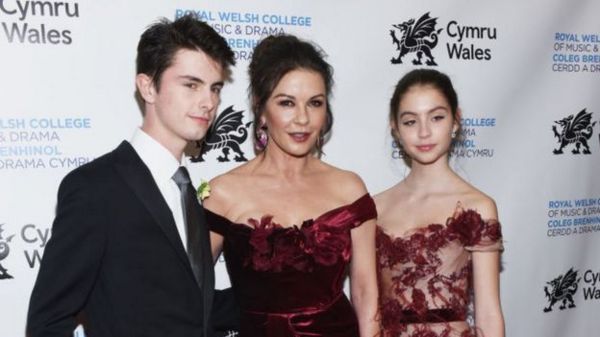 威尔士演员泽塔琼斯和自己两个孩子在纽约出席一个支持威尔士演艺界的活动。