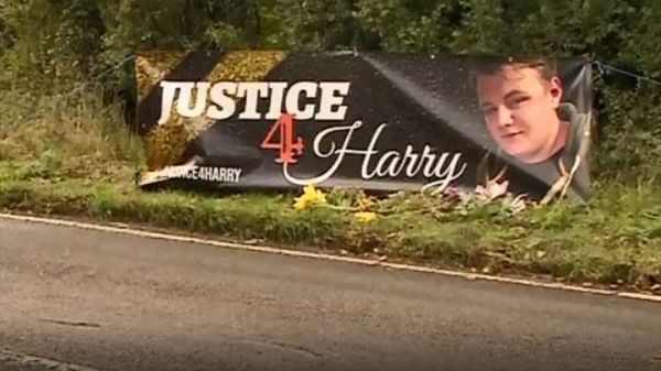 挂在路边的标语，要求为哈利·邓恩声张正义