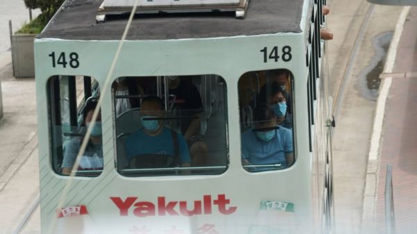 香港政府收紧防疫措施，规定市民乘坐公共交通必须带口罩，否则可被罚款。
