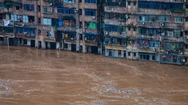 2020年汛期，重庆綦江一座楼房底层已经淹没在洪水中。