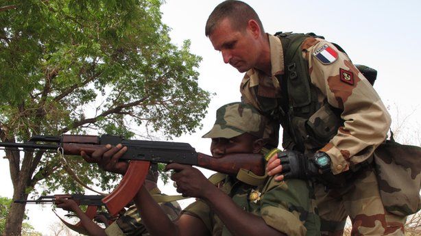 EUTM soldier (r) giving training in Mali, May 2013