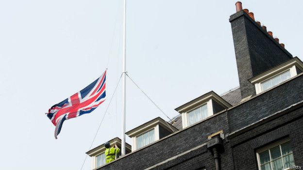 Приспущенный флаг Британии. Какой траурный флаг в Англии. Почему в британии приспущены флаги