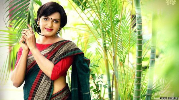 Desainer India Tampilkan Model Transgender Untuk Koleksi Baju Sari