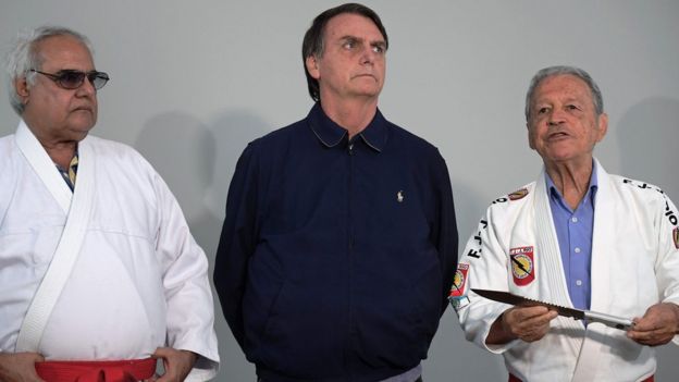 Bolsonaro recebendo homenagem de lutadores de jiu-jitsu
