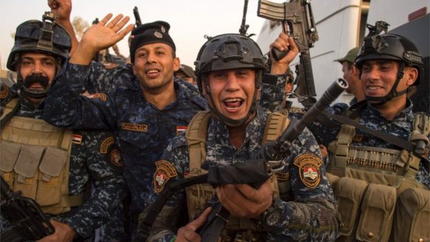 جنود عراقيون يحتفلون بتحرير الموصل
