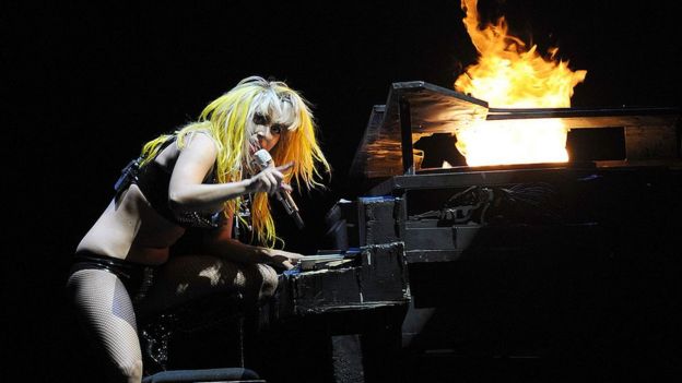 Lady Gaga tocando un piano en llamas