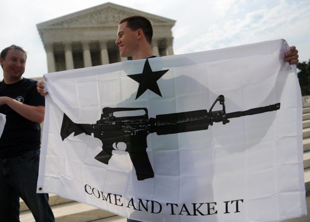 Activistas proarmas se manifiestan frente a la Corte Suprema en 2008.