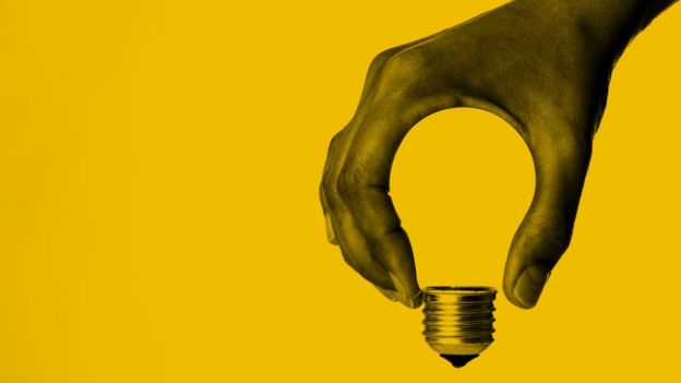 Mano agarrando una bombilla