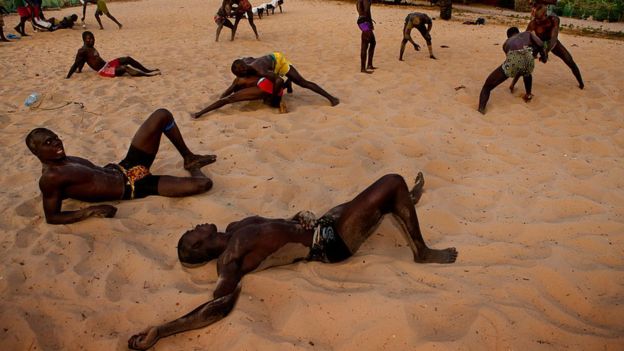 Dans les villages sérrères d'ou vient la lutte sénégalaise, les populations soutiennent leurs champions, vainqueurs des tournois locaux.