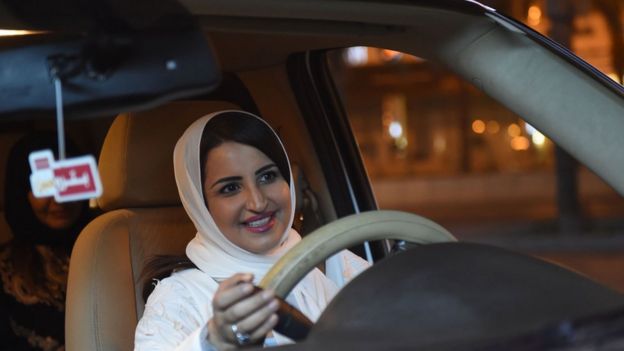 Mujer saudita conduciendo un vehículo