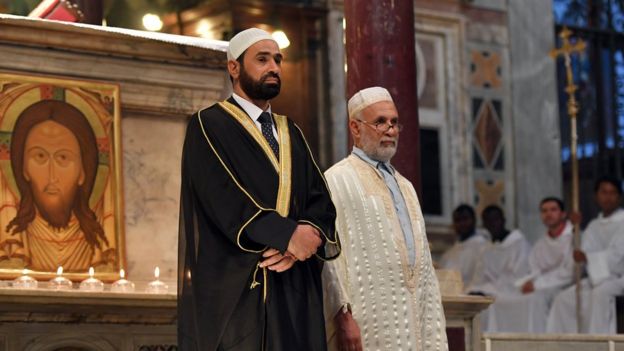 روحانیان مسلمان در مراسم کلیسای کاتولیک برای محکوم کردن حملات جهاد‌ی‌ها، شرکت کرده‌اند
