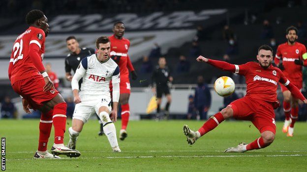 Giovani lo Celso shoots for Tottenham against Royal Antwerp