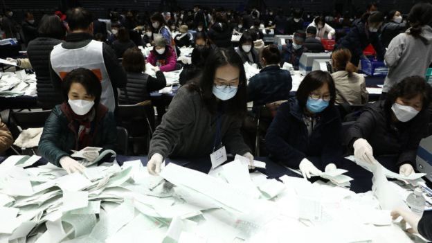 La pandemia no frenó la celebración de elecciones parlamentarias en Corea del Sur.