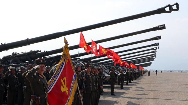 Cañones desplegados junto al ejército norcoreano.
