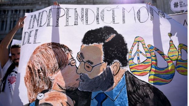 En una protesta durante el fin de semana en Madrid se veía esta caricatura de Rajoy y Puigdemont.