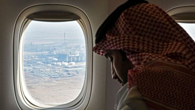 Un hombre en un avión desde el que se ve una instalación petrolera en la ciudad industrial de Jubail, Arabia Saudita