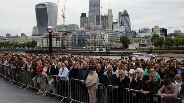 تجمع الناس في متنزه قريب لتأبين الضحايا الذين سقطوا في الهجوم على جسر لندن