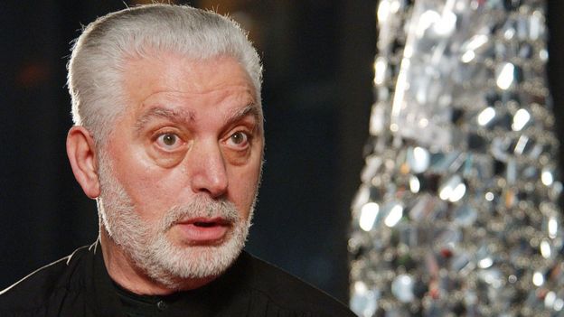 Paco Rabanne: Celebrated designer dies aged 88 - BBC News