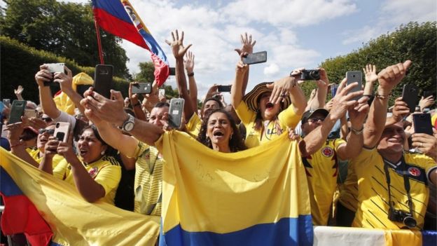 Aficionados colombianos celebran la victoria de Egan Bernal.