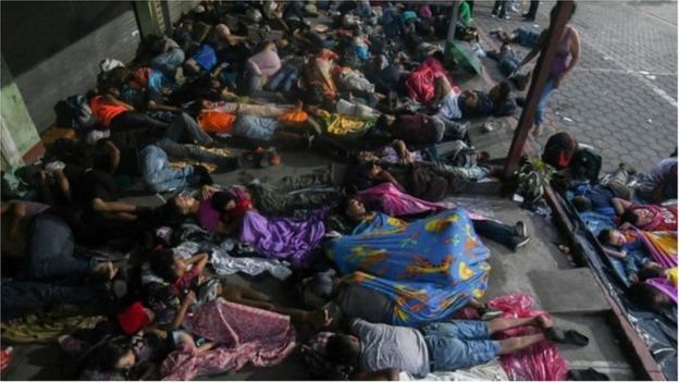 সড়কের পাশে বা অস্থায়ী ঘরে রাত কাটাচ্ছেন কাফেলার সদস্যরা