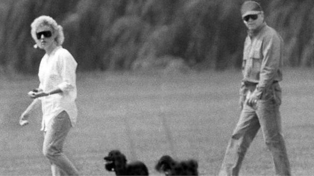 صورة قديمة لوايتي وصديقته