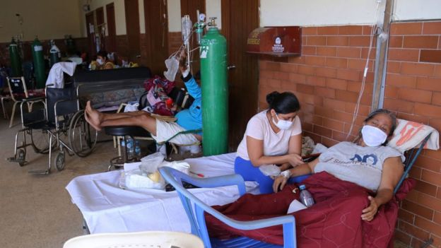 Pacientes en camas en los pasillos del Hospital Regional de Loreto