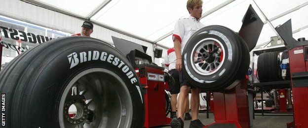 Formula 1: French GP 2004, Bridgestone engineers test tyre pressures