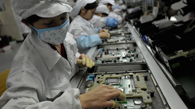 Mujer trabajando en una fábrica de chips.