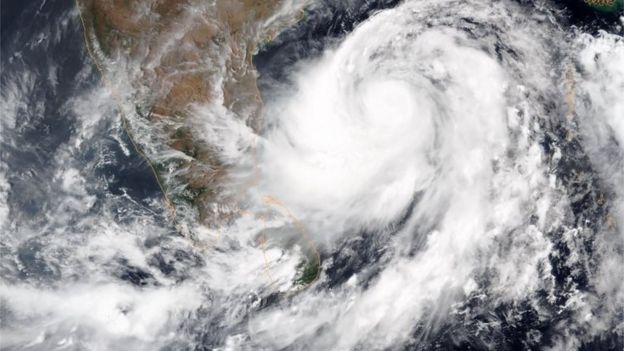 عاصفة مدمرة تضرب الساحل الشرقي للهند 