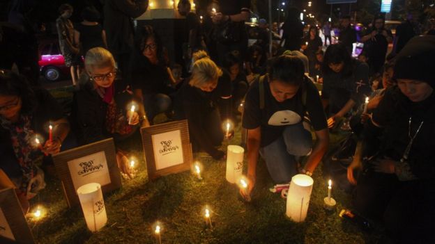 Warga menyalakan lilin dan berdoa bersama untuk korban bom gereja di Surabaya dalam aksi solidaritas di Solo, Jawa Tengah, Minggu (13/5).