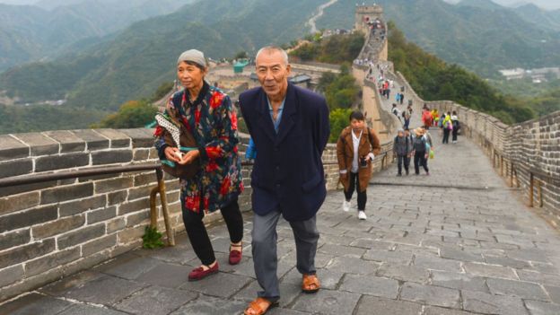 Personas caminan en la Gran Muralla China.