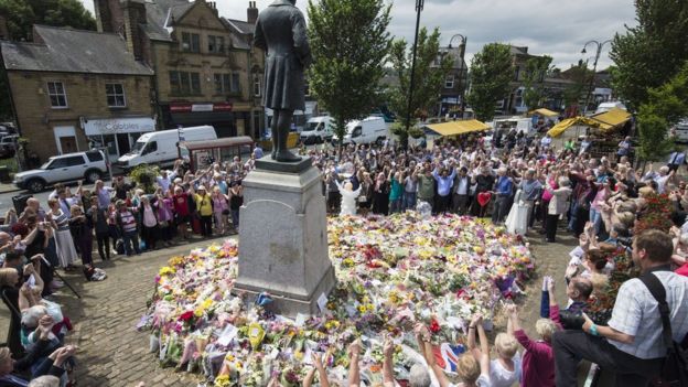 Tributes to Jo Cox following her murder in June 2016