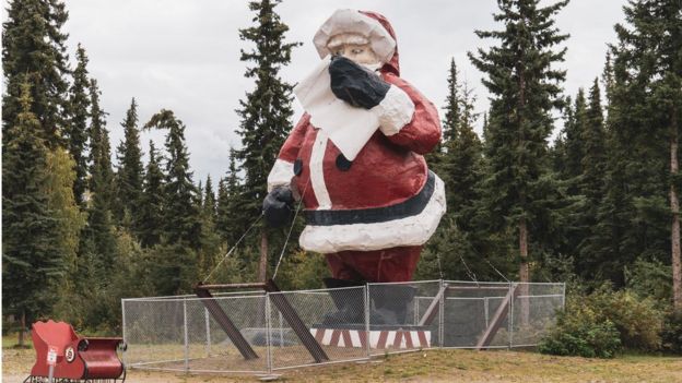 Polo Norte tem a maior estátua de fibra de vidro do Papai Noel do mundo