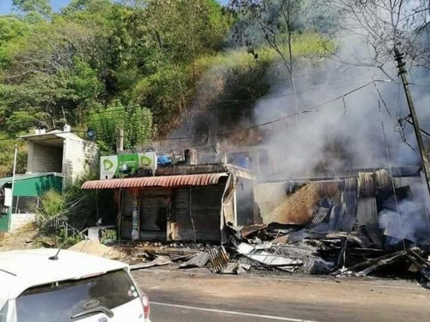 இலங்கை: இரு குழுக்கள் இடையே மோதல்