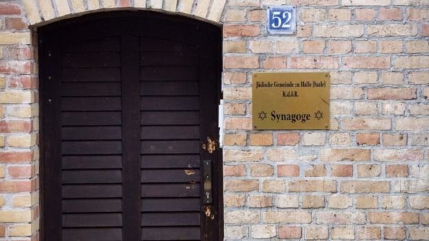 Porte de la synagogue de Halle attaquée par un homme armé en octobre 2019