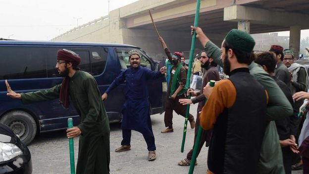 கம்பு, தடிகளோடு போராட்டம்