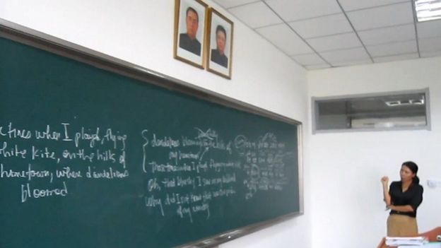 📷 Suki na sala de aula traduzindo a letra de uma canção norte-coreana para seus estudantes | Suki Kim