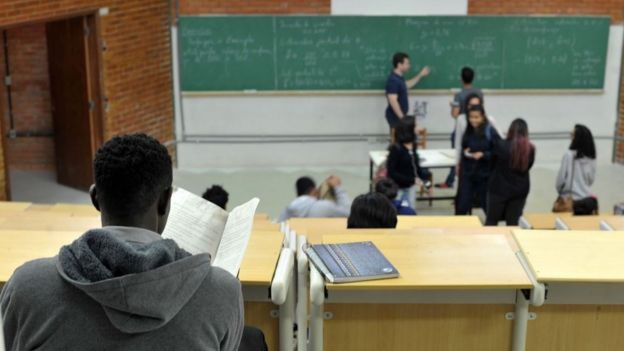 Estudante negro assiste aula na Universidade de Brasília (UnB)