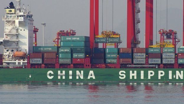 Barco chino cargado de contenedores.