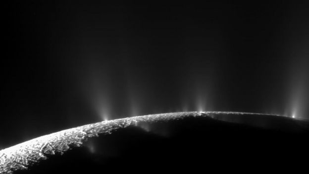 Cassini uydudan uzaya fışkıran suları en yakından böyle görüntülemişti