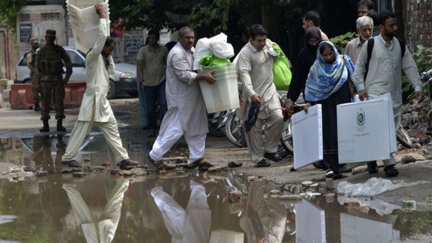 خیبر پختونخوا میں ملاکنڈ ڈویژن اور ضلع صوابی کے بعض علاقوں میں خواتین کے کم ووٹ ڈالنے کی خدشات ظاہر کیے جا رہے ہیں جس کا الیکشن کمیشن نے نوٹس لے لیا ہے اور خصوصی خواتین شکایات ڈیسک قائم کر دیا ہے۔