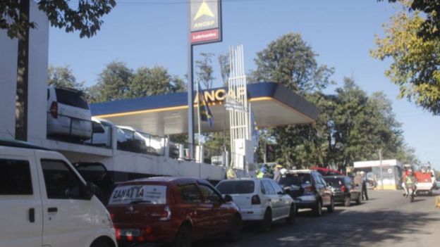 Carros em posto de gasolina uruguaio