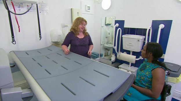 Lorna Fillingham le muestra a Anne cómo es un baño equipado para discapacitados con necesidades especiales, como el de Changing Places