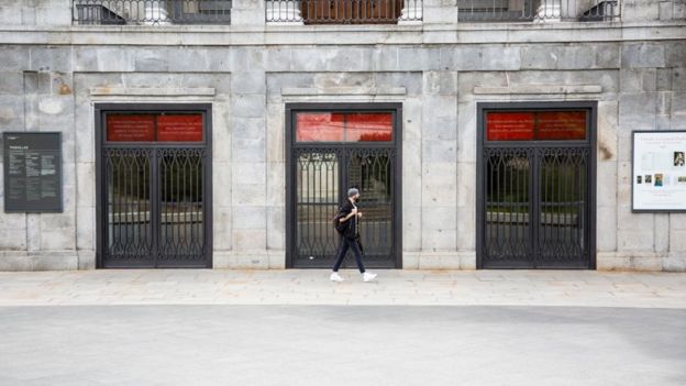 Un hombre caminando por el Museo del Prado cerrado