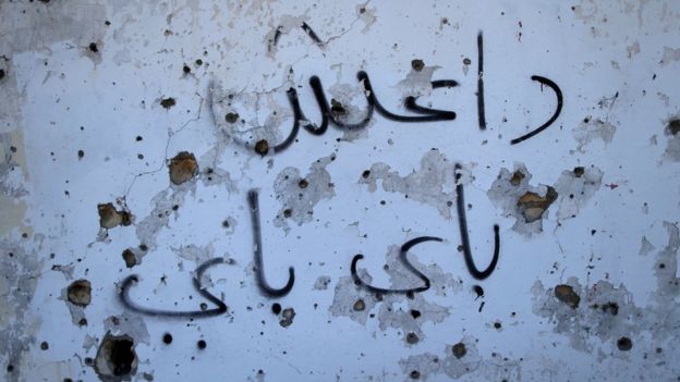 Grafite em Sirte, na Líbia, diz: 'Tchau tchau, Daesh'